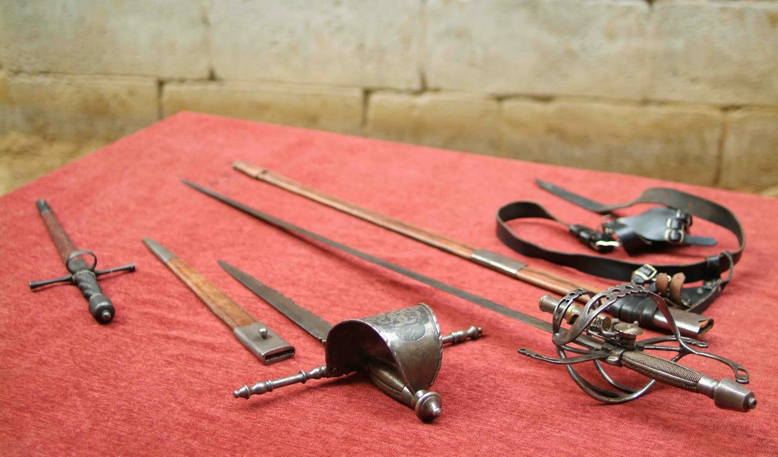 Daga, vizcaina, espada ropera y sus fundas